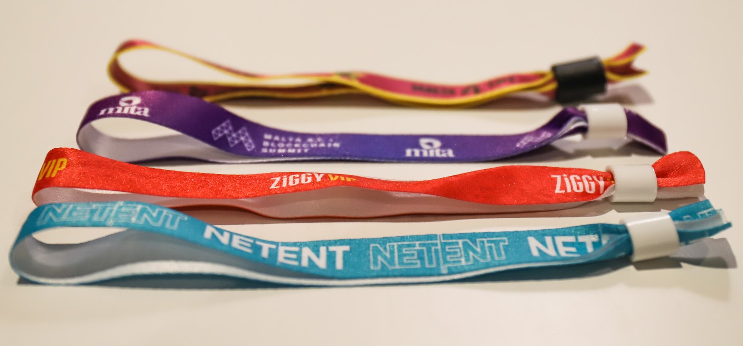 Guide des meilleurs bracelets en tissu personnalisés - Designs tissés vs sublimés