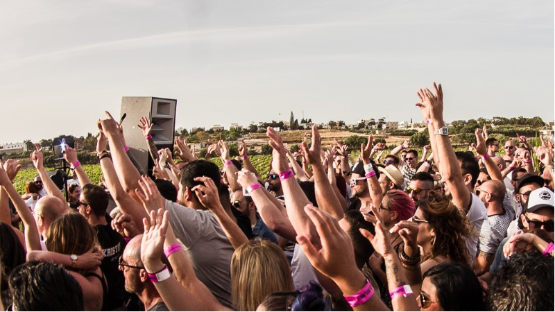 Comment retirer les bracelets de festival après n'importe quel événement en Espagne ?