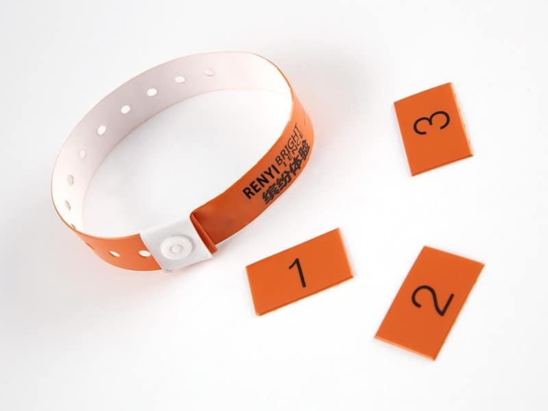 Bracelets vinyle à onglet